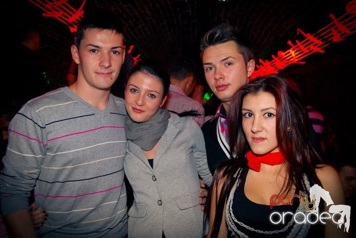 Distracţie în Club Escape, 