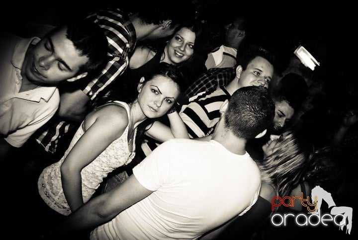 Distracţie în Club Escape, 