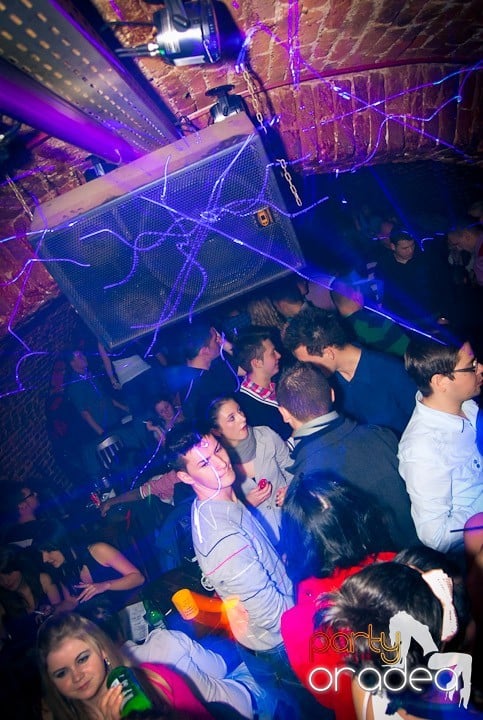 Distracţie în Club Escape, 