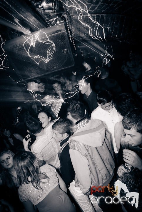 Distracţie în Club Escape, 