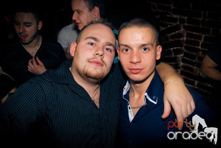 Distracţie în Club Escape, 