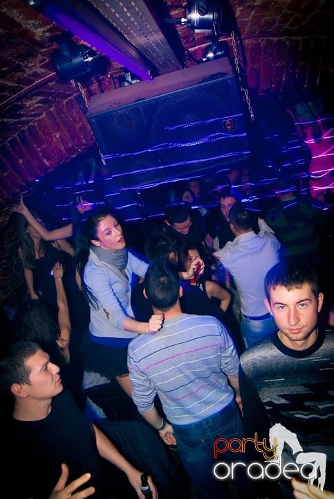 Distracţie în Club Escape, 