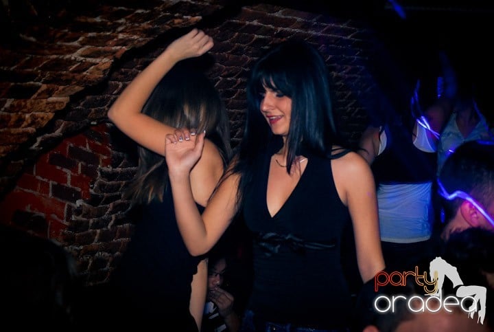 Distracţie în Club Escape, 