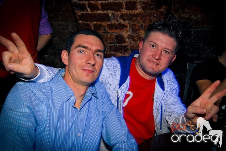 Distracţie în Club Escape, 