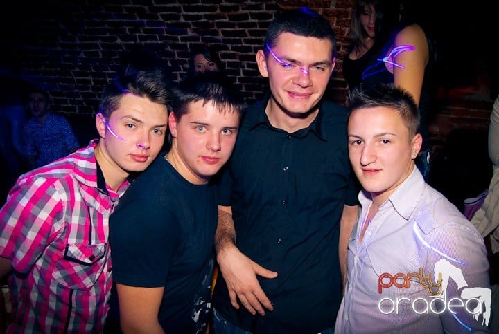 Distracţie în Club Escape, 