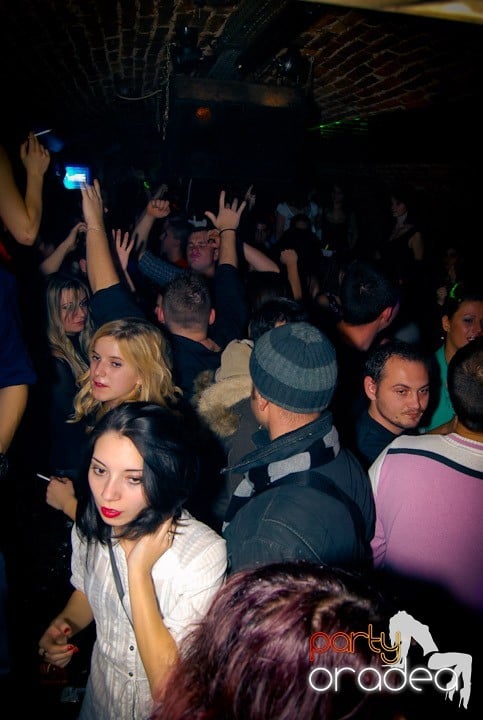 Distracţie în Club Escape, 