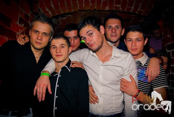 Distracţie în Club Escape, 