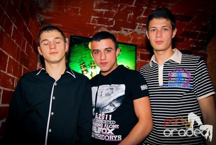 Distracţie în Club Escape, 