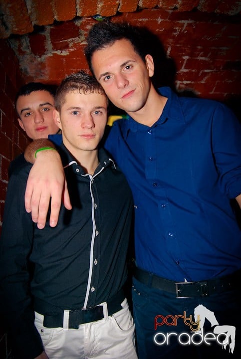 Distracţie în Club Escape, 