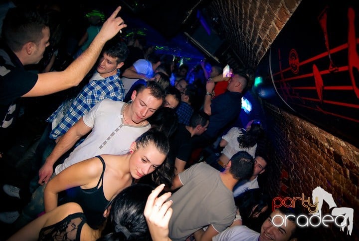 Distracţie în Club Escape, 