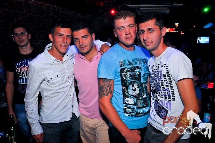 Distracţie în Club Escape, 