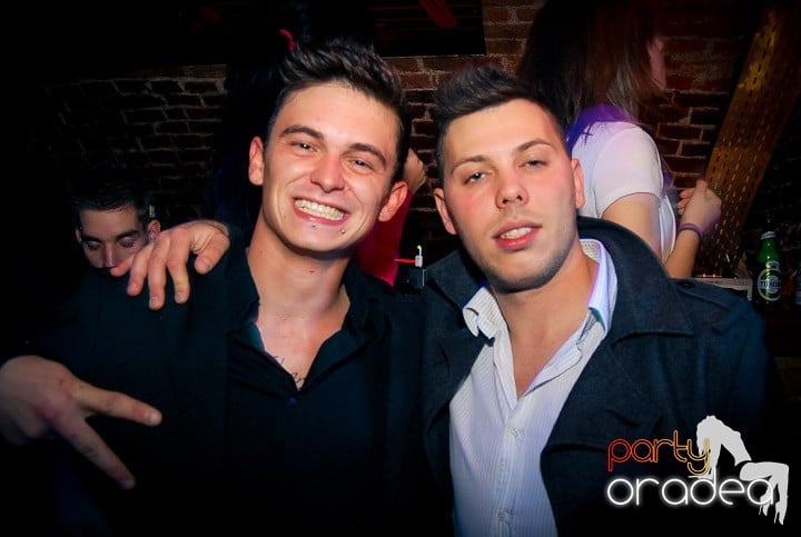 Distracţie în Club Escape, 