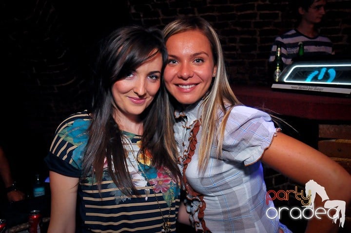 Distracţie în Club Escape, 