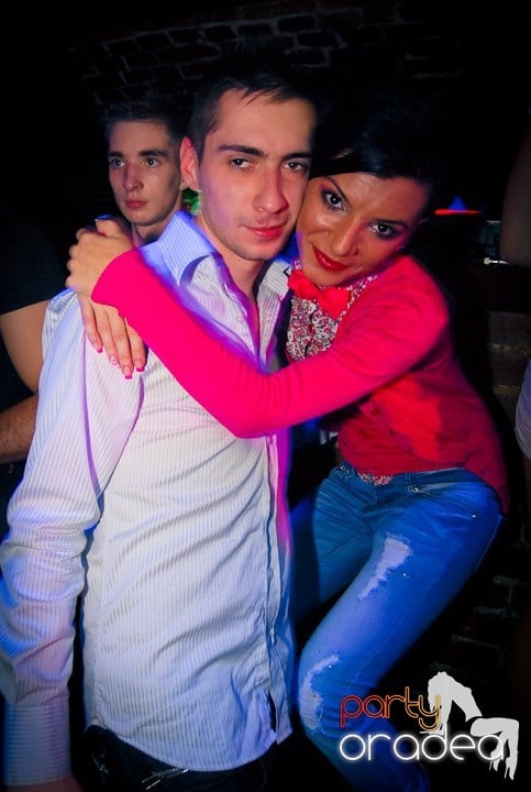 Distracţie în Club Escape, 