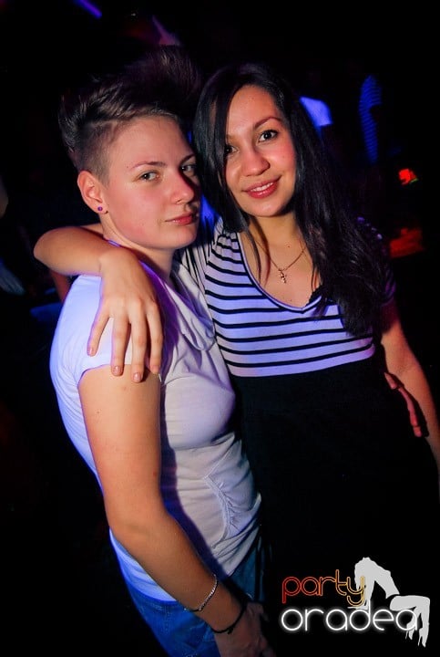 Distracţie în Club Escape, 