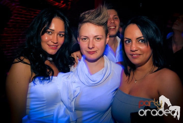 Distracţie în Club Escape, 