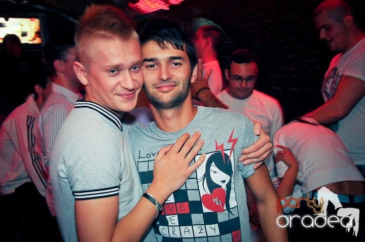 Distracţie în Club Escape, 