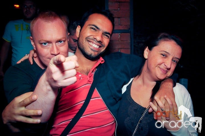 Distracţie în Club Escape, 