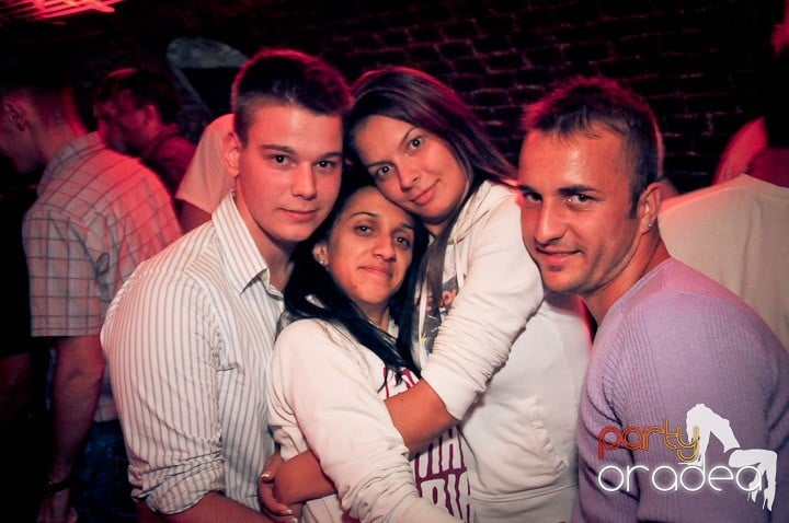 Distracţie în Club Escape, 