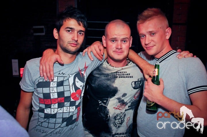 Distracţie în Club Escape, 