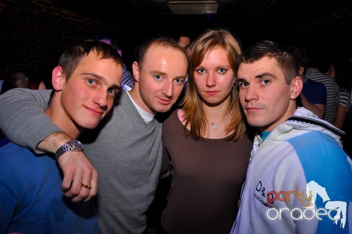 Distracţie în Club Escape, 