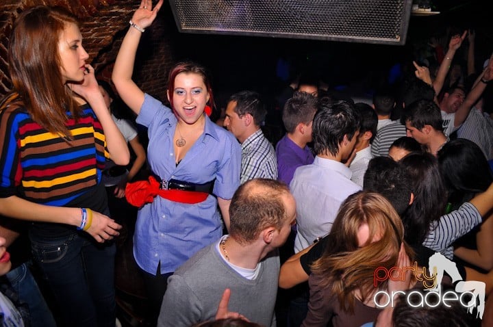 Distracţie în Club Escape, 