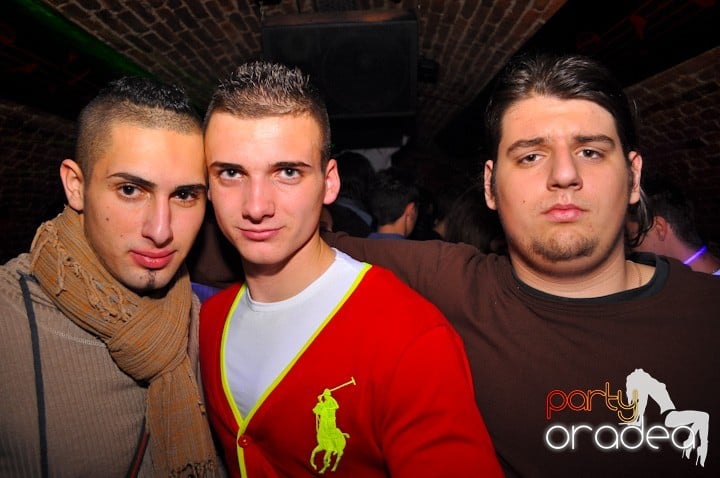 Distracţie în Club Escape, 