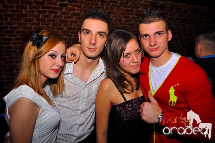 Distracţie în Club Escape, 