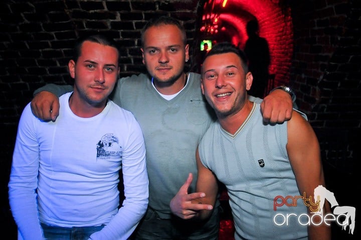 Distracţie în Club Escape, 