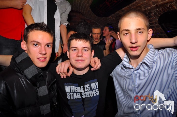 Distracţie în Club Escape, 