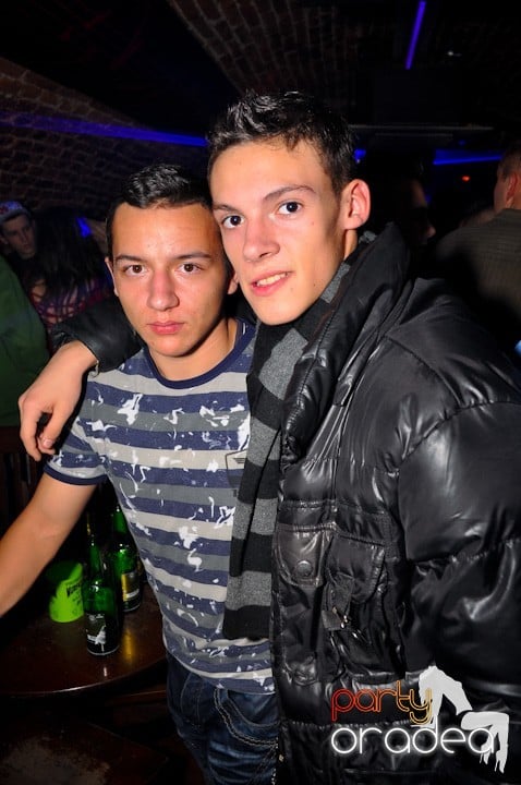 Distracţie în Club Escape, 