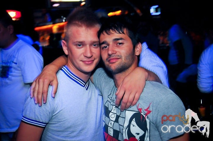 Distracţie în Club Escape, 