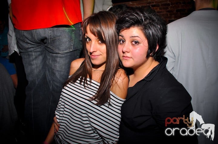 Distracţie în Club Escape, 