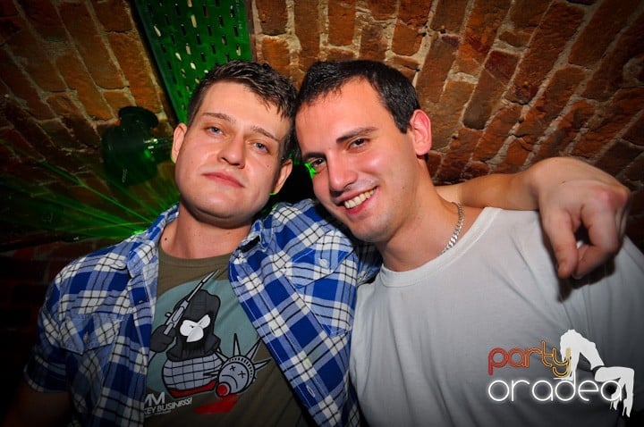 Distracţie în Club Escape, 