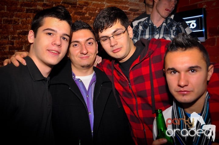 Distracţie în Club Escape, 