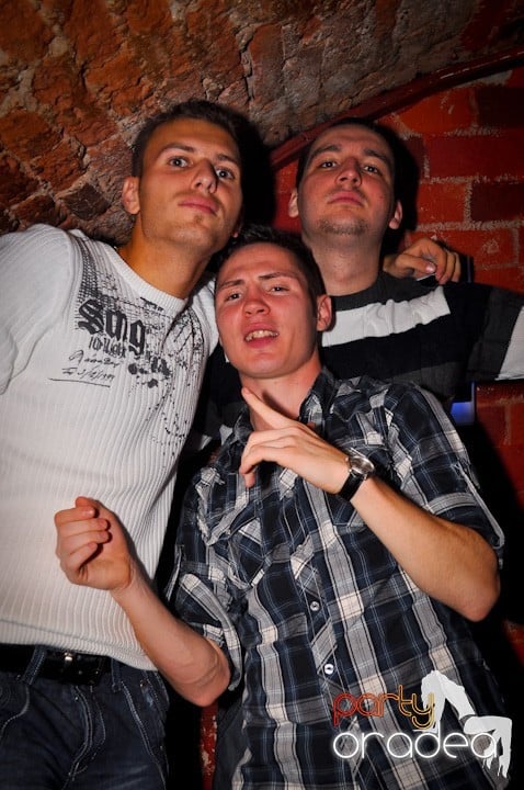 Distracţie în Club Escape, 