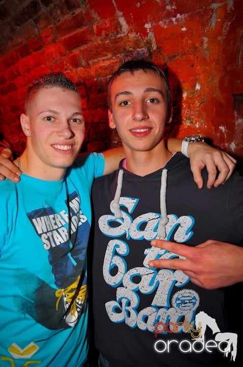 Distracţie în Club Escape, 