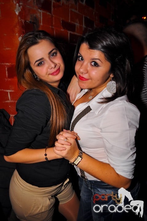 Distracţie în Club Escape, 