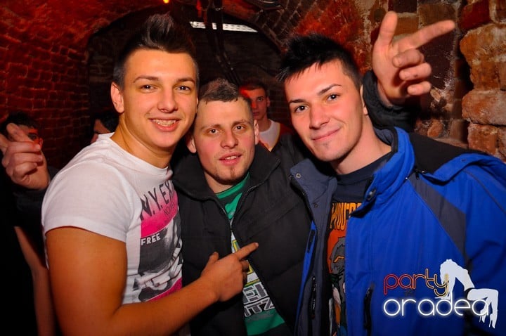 Distracţie în Club Escape, 