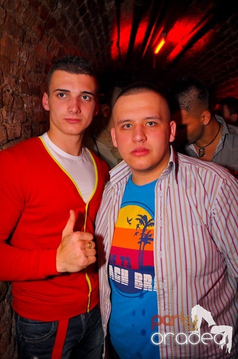 Distracţie în Club Escape, 