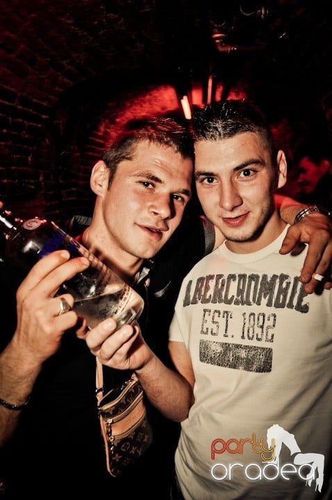 Distracţie în Club Escape, 