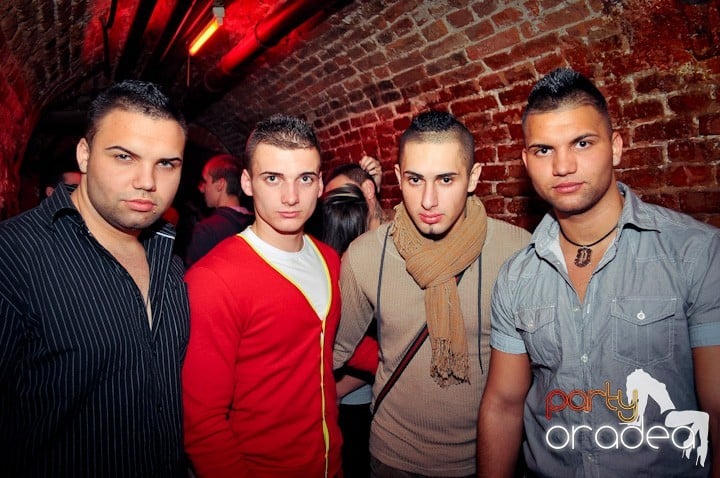 Distracţie în Club Escape, 