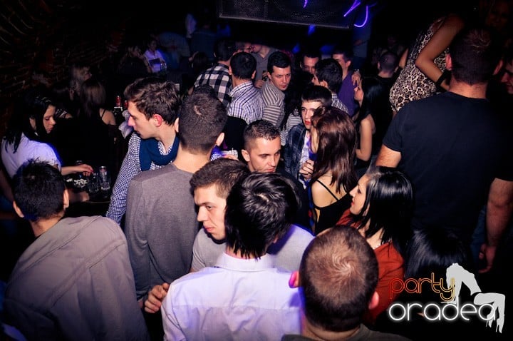 Distracţie în Club Escape, 