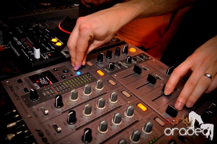 Distracţie în Club Escape, 