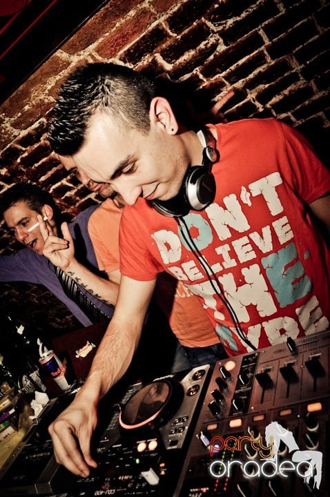 Distracţie în Club Escape, 