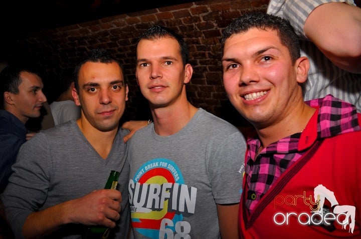 Distracţie în Club Escape, 