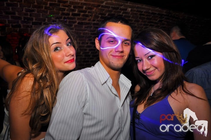 Distracţie în Club Escape, 