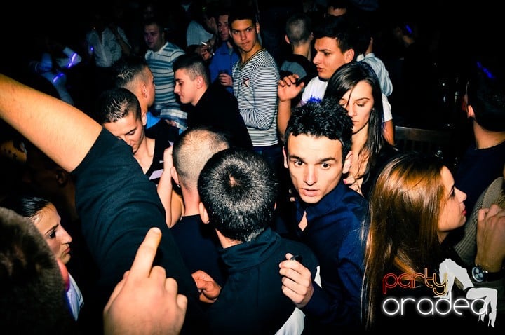 Distracţie în Club Escape, 