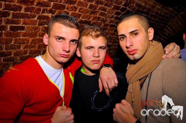 Distracţie în Club Escape, 