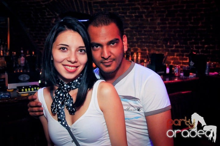 Distracţie în Club Escape, 